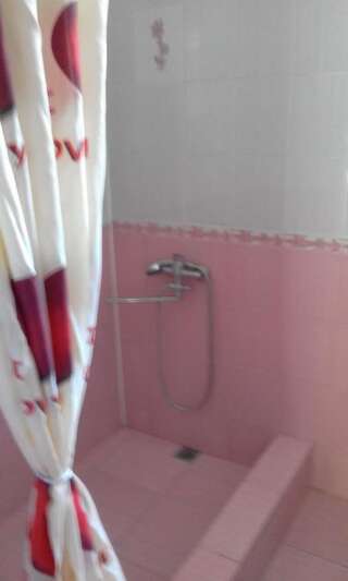 Гостевой дом У Жанны и Эмзара Алахадзы Четырехместный номер с собственной ванной комнатой-4
